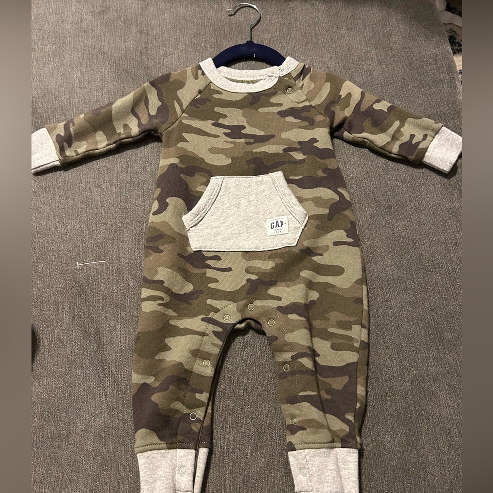 GAP onesie 6-12Mo
